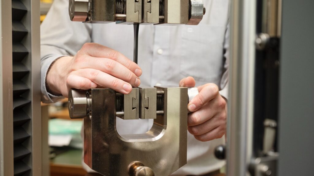 Mechanische Prüfungen 1 Bild eines Laboratoriums, das mechanische Tests wie Zugfestigkeits- und Härteprüfungen bei ASO Labor durchführt.