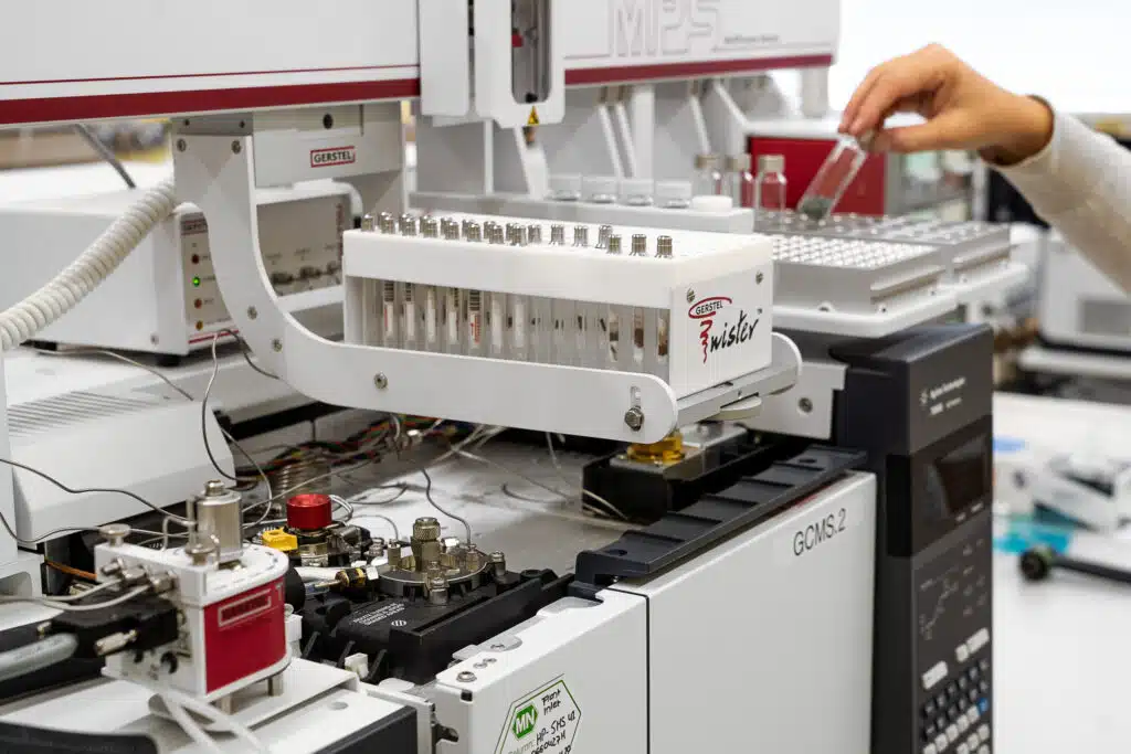 Automatisierte Laboranalytik mit Gerstel Twister und GCMS-Gerät für Rohstoffprüfung im ASO Prüflabor