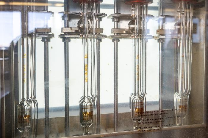 Polymercharakterisierung 4 Bild eines Labors von ASO Labor, das Polymercharakterisierung und Tests für die Kunststoffindustrie zeigt.