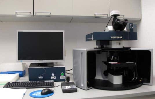 Mikroskopische Raman-Spektroskopie-Anlage zur Analyse von Polyethylen (PE) und Polytetrafluorethylen (PTFE) in der Schadensanalyse von Spritzgussfehlern.