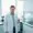 Laborant in chemischem Labor, umgeben von Analysegeräten und Prüfstandards, symbolisiert Qualitätssicherung und chemische Analysen für verschiedene Industrien.